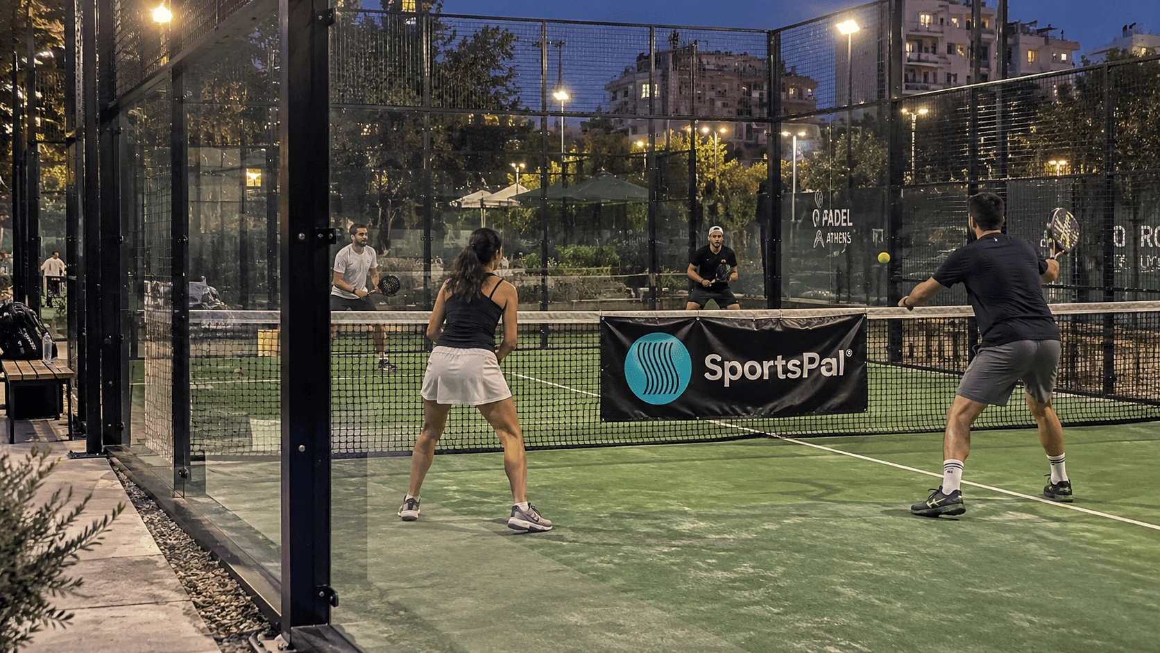 Παρέα παίζει padel σε γήπεδο της Αθήνας με το SportsPal