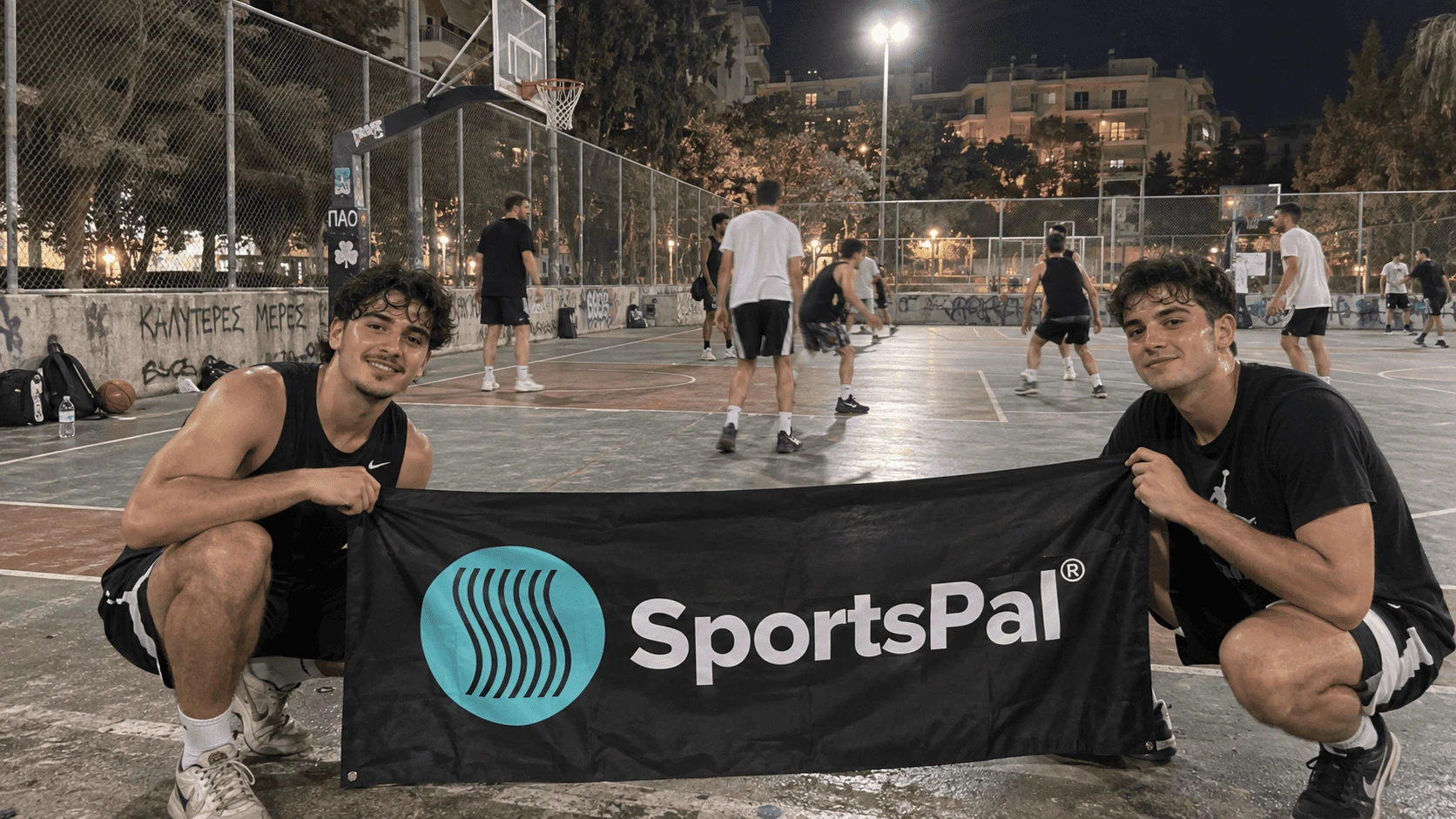 Παίκτες μπάσκετ σε ανοιχτό γηπεδάκι με το SportsPal