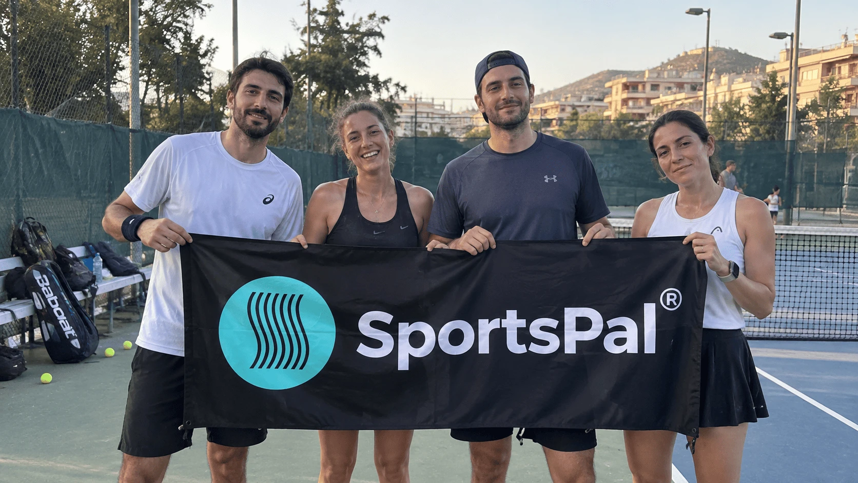 Τέσσερις φίλοι στο γήπεδο τένις με το SportsPal
